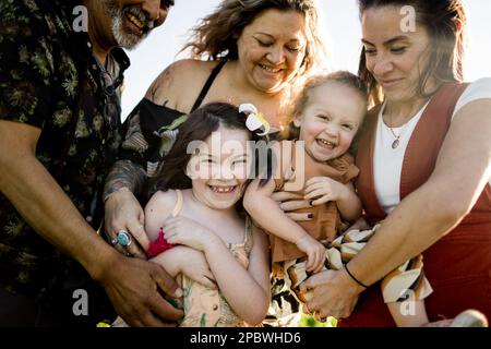 Mama, Töchter, Tante und Onkel lächeln und lachen in San Diego Stockfoto