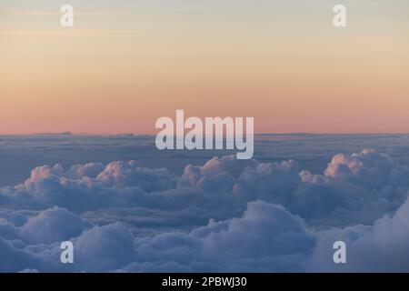 Über dem Blickwinkel der Wolken Stockfoto