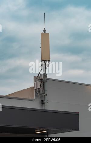 Basisstation für Mobilfunknetzantenne mit 5G-Anschluss am Telekommunikationsmast, Kommunikations- und Technologiekonzept Stockfoto