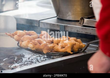 Detail der industriellen Küche Kochen von Pommes fritters in heißem Öl Stockfoto