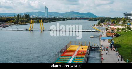 Wien, Österreich - 28. August 2022: Blick auf die Donau in Wien, Österreich, und das Freizeitgebiet CopaBeach auf der rechten Seite Stockfoto