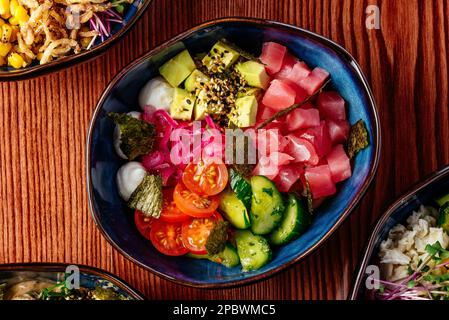 hawaiianische Stechschüssel mit Thunfisch, Gemüse, Reis Stockfoto