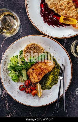 Gegrillter Fisch mit Beilage, Gemüse und Kräutern Stockfoto