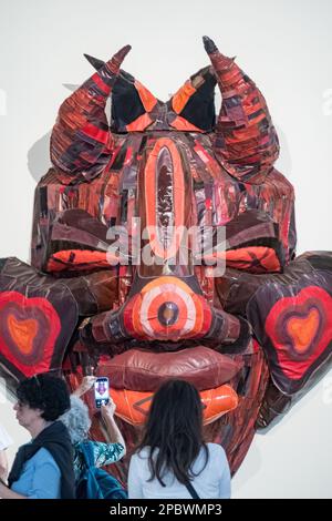 Ein allgemeiner Blick auf das Kunstwerk Divine Giant Tribunal des kanadischen Künstlers Tau Lewis auf der Venice Biennale 2022 Stockfoto