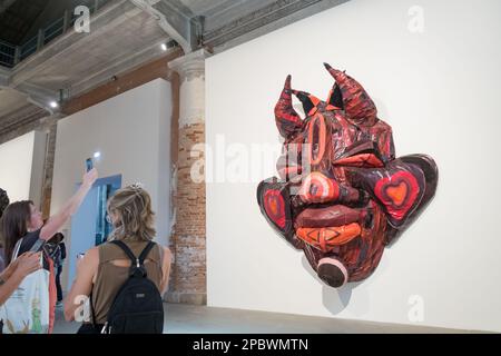 Ein allgemeiner Blick auf das Kunstwerk Divine Giant Tribunal des kanadischen Künstlers Tau Lewis auf der Venice Biennale 2022 Stockfoto