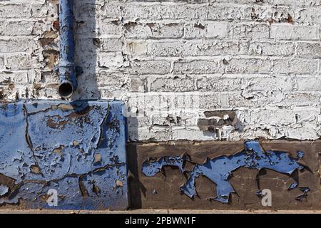 Gerissene und abblätternde Farbe an einer Wandstruktur Stockfoto