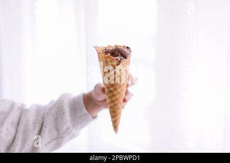 Mit Waffelkonus und Schokoladeneis Stockfoto