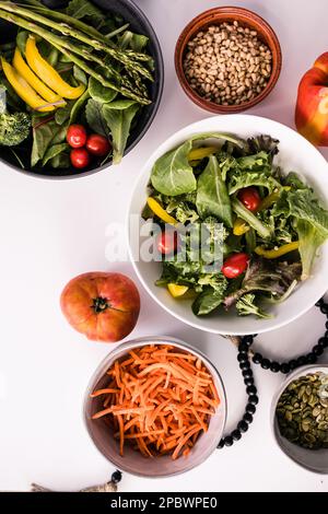 Frisches Gemüse, Frühlingssalat und Garnierung Stockfoto
