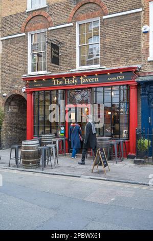 Außenansicht der Holy Tavern, früher Jerusalem Tavern in Britton Street, Clerkenwell, London, England, Großbritannien. Stockfoto