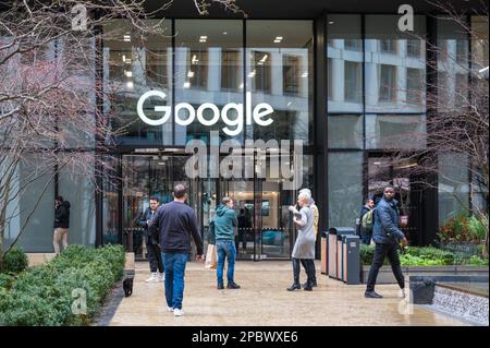 Außenansicht und Eingang zum Google Bürogebäude in Pancras Square, Kings Cross, London, England, Großbritannien Stockfoto