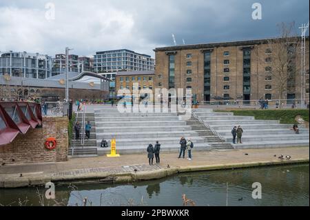 Blick über den Regents-Kanal von Granary Square und Coal Drops Yard. Kings Cross, London, England, Großbritannien Stockfoto