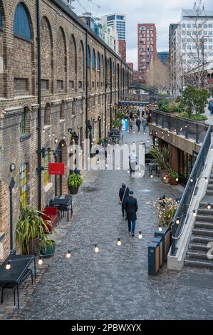 Leute im Coal Drops Yard Einzelhandelskomplex. King's Cross, London, England, Großbritannien Stockfoto