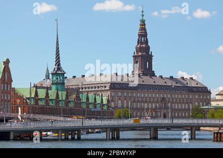 Kopenhagen, Dänemark - Juni 28 2019: The Børsen (Dänisch: Umtausch) neben dem Schloss Christiansborg (Dänisch: Christiansborg Slot). Stockfoto