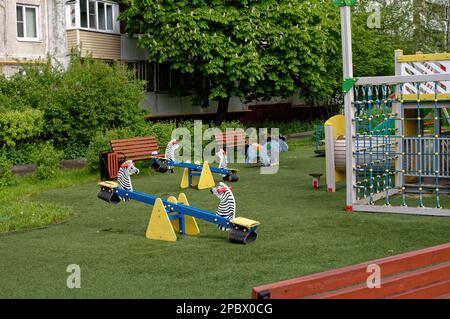 Leerer Kinderspielplatz nach Regen, Frühling Stockfoto