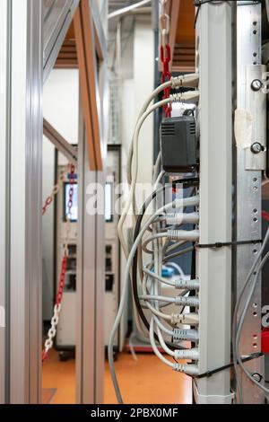 Verlängerungskabel für vollständige Steckdose. Steckdosen, maximale Kapazität, Überlastgefahr. Im Industriegebäude, keine Menschen, geringe Tiefenschärfe Stockfoto