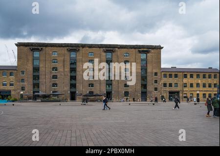 Blick über den Granary Square der Central Saint Martins University of the Arts London. Kings Cross, London, England, Großbritannien. Stockfoto