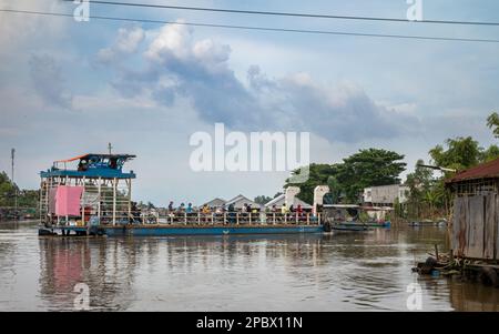 Eine lokale Fähre überquert einen Nebenfluss des Mekong im Mekong-Delta in der Nähe von Tan Chau in Vietnam. Stockfoto