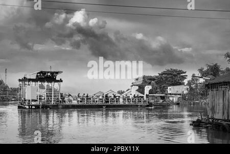 Eine lokale Fähre überquert einen Nebenfluss des Mekong im Mekong-Delta in der Nähe von Tan Chau in Vietnam. Stockfoto