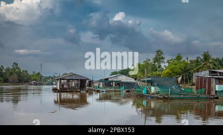 Schwimmende Fischfarmen an einem Zufluss des Mekong in der Nähe von Tan Chau im Mekong-Delta, Vietnam. Stockfoto