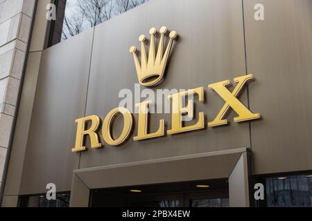 Tokio, Japan. 10. März 2023. Logo des Uhren-Herstellers Rolex in seinem Geschäft in Roppongi Hills. (Foto: Stanislav Kogiku/SOPA Images/Sipa USA) Guthaben: SIPA USA/Alamy Live News Stockfoto