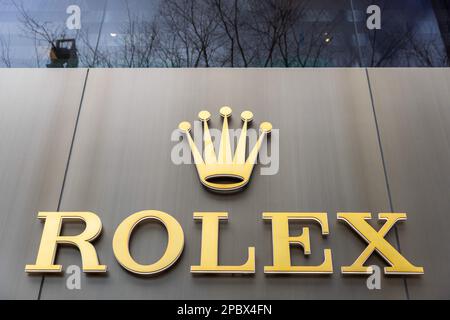 Tokio, Japan. 10. März 2023. Logo des Uhren-Herstellers Rolex in seinem Geschäft in Roppongi Hills. (Foto: Stanislav Kogiku/SOPA Images/Sipa USA) Guthaben: SIPA USA/Alamy Live News Stockfoto