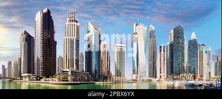 Luxuriöser Dubai Marina Kanal und Promenade an einem wunderschönen Sommertag, Dubai, Vereinigte Arabische Emirate Stockfoto