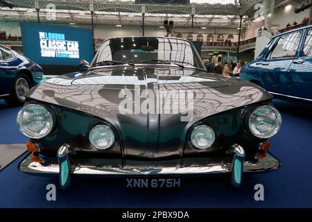 Vorderansicht eines Volkswagen Karmann Ghia Typ 34, 1969, Metallic Grey, 1,6L, auf der 2023, London Classic Car Show Stockfoto
