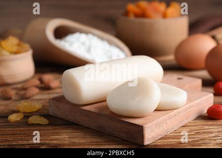 Marzipan und andere Zutaten für hausgemachtes Stollen auf einem Holztisch. Traditionelles deutsches Weihnachtsbrot backen Stockfoto