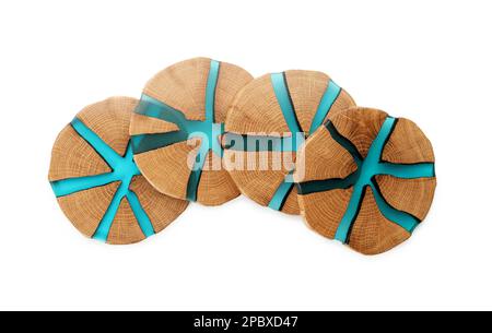 Untersetzer mit Holzbechern auf weißem Hintergrund, Draufsicht Stockfoto