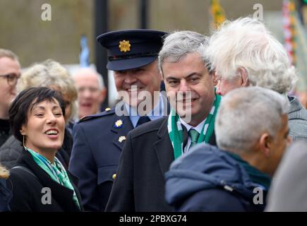 Martin Fraser - irischer Botschafter in London - Teilnahme an der St. Patrick's Day Parade in London, 12. März 2023 Stockfoto