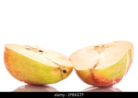 Zwei Hälften reifer Birnen, Nahaufnahme, auf weißem Hintergrund. Stockfoto