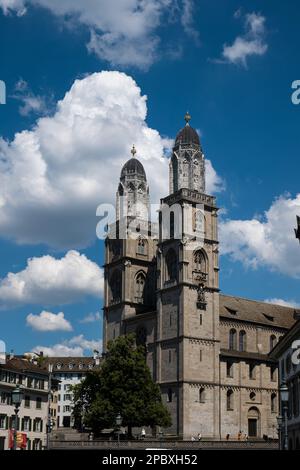 Die Zwillingstürme der Grossmunsterkirche in der Züricher Stadt Schweiz. Sonniger Sommertag, keine Menschen. Stockfoto