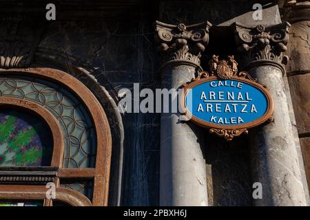 Kunstvoll verzierte goldene und blaue Straßenplakette an der Ecke Arenal Areatza in Bilbao Stockfoto