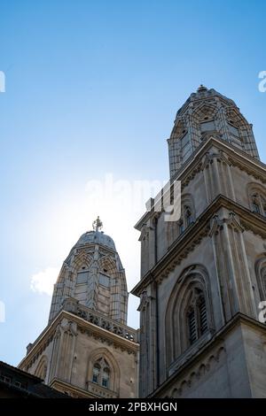 Die Zwillingstürme der Grossmunsterkirche in der Züricher Stadt Schweiz. Sonniger Sommertag, keine Menschen. Stockfoto