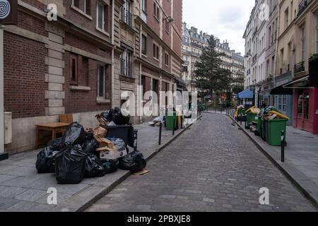 Michael Bunel / Le Pictorium - Streik von Müllsammlern und Verbrennungsanlagen. - 11/3/2023 - Frankreich / Ile-de-France (Region) / Paris - nach den Streiks zwischen den Gewerkschaften gegen die Rentenreform streiken Müllsammler und Verbrennungszentren. Mehrere Bezirke von Paris wurden für mehrere Tage am 11. März 2023 mit nicht gesammeltem Müll belassen. Paris, Frankreich. Stockfoto