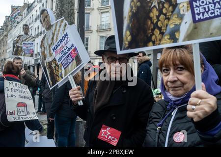 Michael Bunel / Le Pictorium - Demonstration gegen die Rentenreform in Paris - 11/3/2023 - Frankreich / Paris / Paris - Demonstranten tragen ein Schild mit einem Porträt von Präsident Emmanuel Macron in königlicher Kleidung. Auf dem Schild steht, Macron, Missachtung der Republik. Diese Zeichen wurden von der Kommunistischen Partei Frankreichs (PCF) verteilt. Siebter Tag der Mobilisierung gegen die Rentenreform und die Änderung des Rentenalters. Bei der Demonstration kamen laut Innenministerium in ganz Frankreich 368.000 Demonstranten zusammen, darunter 48.000 in Paris. Die CGT-Zahl Stockfoto