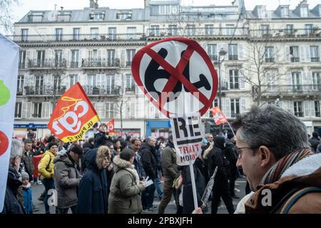 Michael Bunel / Le Pictorium - Demonstration gegen die Rentenreform in Paris - 11/3/2023 - Frankreich / Paris / Paris - Ein Demonstrante hält ein Zeichen, das vom Spiel "le mille Borne" inspiriert ist. Sie ist 64 (durchgestrichen) in einem roten Kreis geschrieben. Siebter Tag der Mobilisierung gegen die Rentenreform und die Änderung des Rentenalters. Bei der Demonstration kamen nach Angaben des Innenministeriums in Frankreich 368.000 Demonstranten zusammen, darunter 48.000 in Paris. Die CGT zählte mehr als eine Million Demonstranten, darunter 300.000 in Paris. 11. März 2023 Paris, Frankreich. Stockfoto