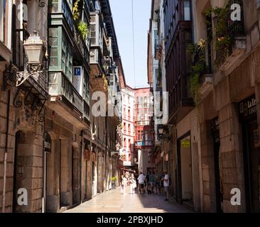 Bilbao, Spanien - 02. August 2022: Blick auf die Häuser in der Altstadt namens Casco viejo Stockfoto