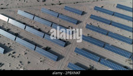 HAMI, CHINA - 12. MÄRZ 2023 - Dunkelblaue Solarpaneele erstrecken sich über die riesige Wüste Gobi in Hami, Provinz Xinjiang, China, 12. März 2023. Stockfoto