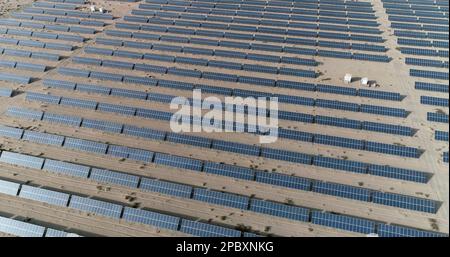 HAMI, CHINA - 12. MÄRZ 2023 - Dunkelblaue Solarpaneele erstrecken sich über die riesige Wüste Gobi in Hami, Provinz Xinjiang, China, 12. März 2023. Stockfoto