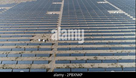 HAMI, CHINA - 12. MÄRZ 2023 - Dunkelblaue Solarpaneele erstrecken sich über die riesige Wüste Gobi in Hami, Provinz Xinjiang, China, 12. März 2023. Stockfoto