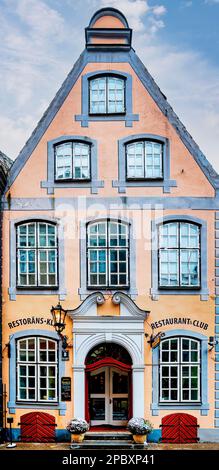 RIGA, LETTLAND - 0ctober 28, 2012: Die Fassade eines Restaurants und Clubs in der Altstadt der Stadt. Stockfoto