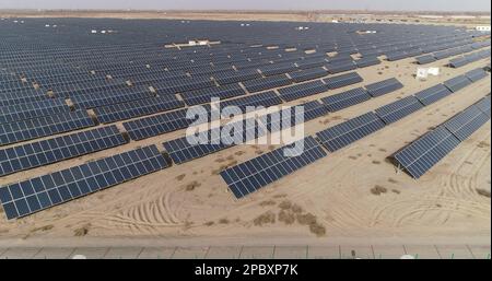 HAMI, CHINA - 12. MÄRZ 2023 - Dunkelblaue Solarpaneele erstrecken sich über die riesige Wüste Gobi in Hami, Provinz Xinjiang, China, 12. März 2023. Stockfoto