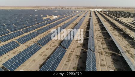HAMI, CHINA - 12. MÄRZ 2023 - Dunkelblaue Solarpaneele erstrecken sich über die riesige Wüste Gobi in Hami, Provinz Xinjiang, China, 12. März 2023. Stockfoto