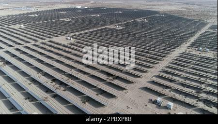 HAMI, CHINA - 12. MÄRZ 2023 - Dunkelblaue Solarpaneele erstrecken sich über die riesige Wüste Gobi in Hami, Provinz Xinjiang, China, 12. März 2023. Stockfoto