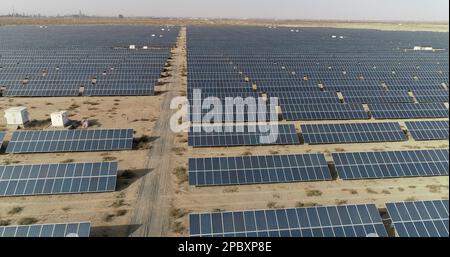 HAMI, CHINA - 12. MÄRZ 2023 - Dunkelblaue Solarpaneele erstrecken sich über die riesige Wüste Gobi in Hami, Provinz Xinjiang, China, 12. März 2023. Stockfoto