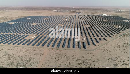 HAMI, CHINA - 12. MÄRZ 2023 - Dunkelblaue Solarpaneele erstrecken sich über die riesige Wüste Gobi in Hami, Provinz Xinjiang, China, 12. März 2023. Stockfoto