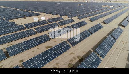 HAMI, CHINA - 12. MÄRZ 2023 - Dunkelblaue Solarpaneele erstrecken sich über die riesige Wüste Gobi in Hami, Provinz Xinjiang, China, 12. März 2023. Stockfoto
