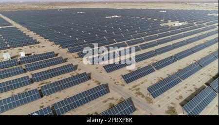 HAMI, CHINA - 12. MÄRZ 2023 - Dunkelblaue Solarpaneele erstrecken sich über die riesige Wüste Gobi in Hami, Provinz Xinjiang, China, 12. März 2023. Stockfoto