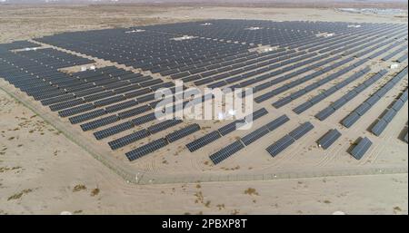 HAMI, CHINA - 12. MÄRZ 2023 - Dunkelblaue Solarpaneele erstrecken sich über die riesige Wüste Gobi in Hami, Provinz Xinjiang, China, 12. März 2023. Stockfoto